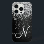Aangepast zilveren glitter-zwart monogram iPhone 15 pro case<br><div class="desc">Pas dit trendy elegante telefoondoosontwerp eenvoudig aan met  zilveren mousserende glitter op een zwarte geborstelde metalen achtergrond.</div>