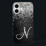 Aangepast zilveren glitter-zwart monogram iPhone 16 hoesje<br><div class="desc">Pas dit trendy elegante telefoondoosontwerp eenvoudig aan met  zilveren mousserende glitter op een zwarte geborstelde metalen achtergrond.</div>