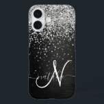 Aangepast zilveren glitter-zwart monogram iPhone 16 hoesje<br><div class="desc">Pas dit trendy elegante telefoondoosontwerp eenvoudig aan met  zilveren mousserende glitter op een zwarte geborstelde metalen achtergrond.</div>