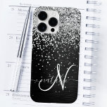 Aangepast zilveren glitter-zwart monogram Case-Mate iPhone 14 pro max hoesje<br><div class="desc">Pas dit trendy elegante telefoondoosontwerp eenvoudig aan met  zilveren mousserende glitter op een zwarte geborstelde metalen achtergrond.</div>