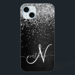 Aangepast zilveren glitter-zwart monogram iPhone 15 mini hoesje<br><div class="desc">Pas dit trendy elegante telefoondoosontwerp eenvoudig aan met  zilveren mousserende glitter op een zwarte geborstelde metalen achtergrond.</div>