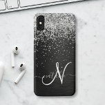 Aangepast zilveren glitter-zwart monogram iPhone 15 case<br><div class="desc">Pas dit trendy elegante telefoondoosontwerp eenvoudig aan met  zilveren mousserende glitter op een zwarte geborstelde metalen achtergrond.</div>