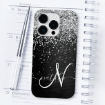 Aangepast zilveren glitter-zwart monogram Case-Mate iPhone 14 pro hoesje<br><div class="desc">Pas dit trendy elegante telefoondoosontwerp eenvoudig aan met  zilveren mousserende glitter op een zwarte geborstelde metalen achtergrond.</div>