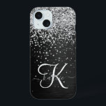 Aangepast zilveren glitter-zwart monogram iPhone 15 case<br><div class="desc">Pas dit trendy elegante telefoondoosontwerp eenvoudig aan met  zilveren mousserende glitter op een zwarte geborstelde metalen achtergrond.</div>
