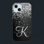 Aangepast zilveren glitter-zwart monogram iPhone 15 case<br><div class="desc">Pas dit trendy elegante telefoondoosontwerp eenvoudig aan met  zilveren mousserende glitter op een zwarte geborstelde metalen achtergrond.</div>