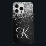 Aangepast zilveren glitter-zwart monogram iPhone 15 pro max case<br><div class="desc">Pas dit trendy elegante telefoondoosontwerp eenvoudig aan met  zilveren mousserende glitter op een zwarte geborstelde metalen achtergrond.</div>