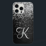 Aangepast zilveren glitter-zwart monogram iPhone 15 pro max case<br><div class="desc">Pas dit trendy elegante telefoondoosontwerp eenvoudig aan met  zilveren mousserende glitter op een zwarte geborstelde metalen achtergrond.</div>