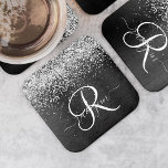 Aangepast zilveren glitter-zwart monogram kartonnen onderzetters<br><div class="desc">Pas dit trendy elegante onderzetter van vierkante platen met  zilvervormend glitter op een zwarte geborstelde metalen achtergrond eenvoudig aan.</div>