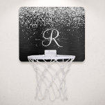 Aangepast zilveren glitter-zwart monogram mini basketbalbord<br><div class="desc">Pas dit trendy elegante basketbalhoepontwerp met  zilveren mousserend glitter op een zwarte geborstelde metalen achtergrond eenvoudig aan.</div>