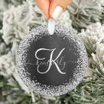 Aangepast zilveren glitter-zwart monogram ornament<br><div class="desc">Personaliseer eenvoudig dit trendy elegante ornamenten ontwerp met  zilveren sprankelende faux glitter op een zwart geborstelde metalen achtergrond.</div>