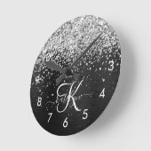Aangepast zilveren glitter-zwart monogram ronde klok (Hoek)