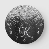Aangepast zilveren glitter-zwart monogram ronde klok (Voorkant)