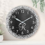 Aangepast zilveren glitter-zwart monogram ronde klok<br><div class="desc">Eenvoudig aan te passen aan dit trendy elegante klokontwerp met  zilveren mousserend glitter op een zwarte geborstelde metalen achtergrond.</div>