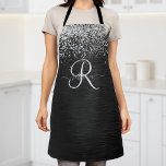 Aangepast zilveren glitter-zwart monogram schort<br><div class="desc">Pas dit trendy elegante ontwerp van het schitterende  zilveren glitter gemakkelijk aan op een zwarte geborstelde metalen achtergrond.</div>