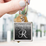 Aangepast zilveren glitter-zwart monogram sleutelhanger<br><div class="desc">Pas dit trendy elegante vormgeving van de sleutelhanger eenvoudig aan met  zilveren mousserende glitter op een zwarte geborstelde metalen achtergrond.</div>