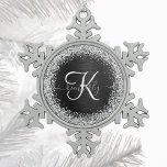 Aangepast zilveren glitter-zwart monogram tin sneeuwvlok ornament<br><div class="desc">Pas dit trendy elegante kerstsierdesign met  zilveren mousserende glitter op een zwarte geborstelde metalen achtergrond eenvoudig aan.</div>