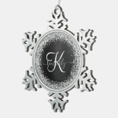 Aangepast zilveren glitter-zwart monogram tin sneeuwvlok ornament (Rechts)