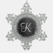 Aangepast zilveren glitter-zwart monogram tin sneeuwvlok ornament (Voorkant)