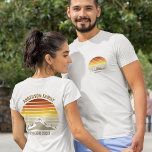Aangepast zonnescherm Road Trip Pocket & Back T-shirt<br><div class="desc">Deze coole oranje zonsondergang boven rotsachtige bergen in natuur maakt een geweldig afbeelding voor een set aangepaste t-shirts voor een gezinshereniging, een reisreis of een zomervakantie. Herdenking je vakantieweek met t - shirts voor moeder, vader, broer en zus. Voeg gewoon je eigen achternaam en het jaar toe met onze personalisatietool....</div>