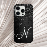 Aangepast zwart glitter Sparkle Monogram iPhone 15 Pro Case<br><div class="desc">Pas dit trendy elegante telefoondoosontwerp eenvoudig aan met  zwarte mousserende glitter op een zwarte geborstelde metalen achtergrond.</div>