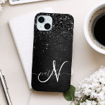 Aangepast zwart glitter Sparkle Monogram iPhone 15 Mini Hoesje<br><div class="desc">Pas dit trendy elegante telefoondoosontwerp eenvoudig aan met  zwarte mousserende glitter op een zwarte geborstelde metalen achtergrond.</div>