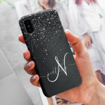 Aangepast zwart glitter Sparkle Monogram iPhone 15 Pro Max Hoesje<br><div class="desc">Pas dit trendy elegante telefoondoosontwerp eenvoudig aan met  zwarte mousserende glitter op een zwarte geborstelde metalen achtergrond.</div>