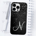 Aangepast zwart glitter Sparkle Monogram Case-Mate iPhone 14 Pro Max Hoesje<br><div class="desc">Pas dit trendy elegante telefoondoosontwerp eenvoudig aan met  zwarte mousserende glitter op een zwarte geborstelde metalen achtergrond.</div>