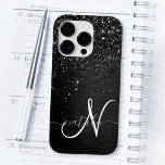 Aangepast zwart glitter Sparkle Monogram Case-Mate iPhone 14 Pro Hoesje<br><div class="desc">Pas dit trendy elegante telefoondoosontwerp eenvoudig aan met  zwarte mousserende glitter op een zwarte geborstelde metalen achtergrond.</div>