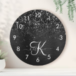 Aangepast zwart glitter Sparkle Monogram Ronde Klok<br><div class="desc">Pas dit trendy elegante ontwerp van de  eenvoudig aan met  zwarte mousserende glitter op een zwarte geborstelde metalen achtergrond.</div>