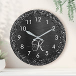 Aangepast zwart glitter Sparkle Monogram Ronde Klok<br><div class="desc">Eenvoudig aan te passen aan dit trendy elegante klokontwerp met  zwart mousserend glitter op een zwarte geborstelde metalen achtergrond.</div>