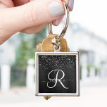Aangepast zwart glitter Sparkle Monogram Sleutelhanger<br><div class="desc">Pas dit trendy elegante ontwerp van de sleutelhanger eenvoudig aan met  zwarte mousserende glitter op een zwarte geborstelde metalen achtergrond.</div>