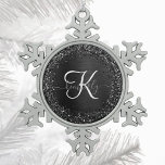 Aangepast zwart glitter Sparkle Monogram Tin Sneeuwvlok Ornament<br><div class="desc">Pas dit trendy elegante ornament eenvoudig aan met  zwarte mousserende glitter op een zwarte geborstelde metalen achtergrond.</div>