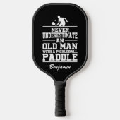 Aangepast zwart onderschat nooit een oud Man met e Pickleball Paddle (Voorkant)