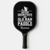 Aangepast zwart onderschat nooit een oud Man met e Pickleball Paddle (Achterkant)