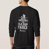 Aangepast zwart onderschat nooit een oud Man met e Trui (Achterkant)