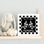Aangepast zwart-wit gecheckte vlag vierkant patroo poster<br><div class="desc">Koel zwart-wit racen,  gevarieerd patroonontwerp. Met ruimte om aan te passen of met een naam en geboortedatum van uw keus te personaliseren. Dit stijlvolle hipsterontwerp is gemaakt voor raceauto's en motorsportliefhebbers,  go-kart racingventilatoren,  vuilfiets champ en iedereen die van auto's,  auto's en auto's houdt.</div>