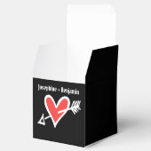 Aangepast zwart-wit met rode liefdeshartwedstrijk bedankdoosjes (Geopend)