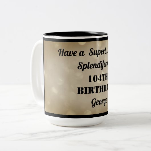 Aangepaste 104e verjaardag Mok (Voorkant links)