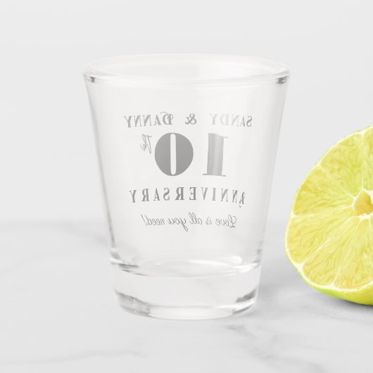 Aangepaste 10e Jubileum script zwart wit modern Shot Glas (Achterkant)