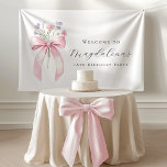 Aangepaste 18e Verjaardag Banner Bow Wildflower<br><div class="desc">Elegante blush roze coquette boog is versierd met sierlijke blauwe en roze wilde bloemen. Met drie regels tekst kunt u uw bericht eenvoudig aanpassen.</div>