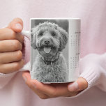 Aangepaste 2025 hondenkalender Mok met de foto van<br><div class="desc">Vier je harige vriend het hele jaar door met deze aangepaste 2025 hondenkalender mok met de foto van je hond. Deze gepersonaliseerde mok combineert functionaliteit met charme, met een jaarkalender en een gekoesterde foto van je pup. Deze mok is ideaal voor hondenliefhebbers, dierenouders of als een doordacht cadeau voor vrienden...</div>