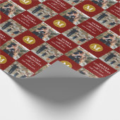 Aangepaste 2 foto Monogram Red Gold Holiday Cadeaupapier (Hoek)