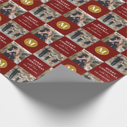 Aangepaste 2 foto Monogram Red Gold Holiday Cadeaupapier (Hoek)