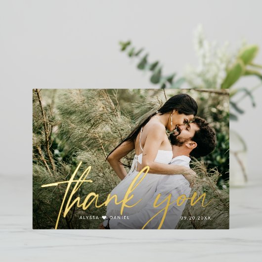 Aangepaste 2 Trouwfoto's Bedankt Script Gold Folie Uitnodiging (Staand Voorkant)