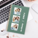 Aangepaste 3-foto gepersonaliseerde eucalyptus gro planner<br><div class="desc">Pas deze moderne planner eenvoudig aan door de drie voorbeelden afbeeldingen te vervangen door uw favoriete vierkante foto's. Voeg jouw naam of monogram initialen en het jaar in chunky witte typografie op een trendy eucalyptusgroene achtergrond toe.</div>