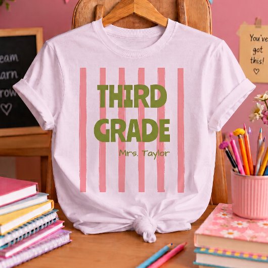 Aangepaste 3e klas schoolstrepen docentennaam roze t-shirt