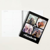 Aangepaste 4-foto gepersonaliseerde zwart wit 2024 planner (Display)