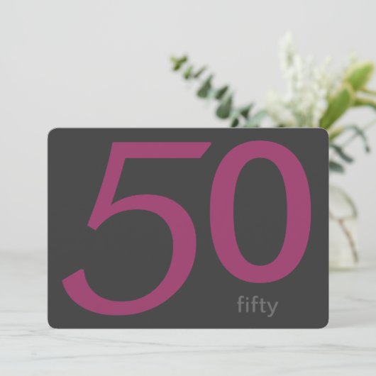 Aangepaste 50e verjaardag op houtskool en plum kaart (Staand voorkant)