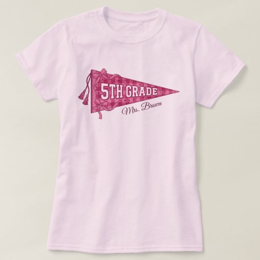 Aangepaste 5e klas school wimpel leraar naam Roze T-shirt (Design voorkant)