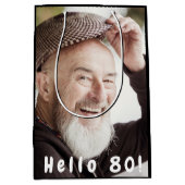 Aangepaste 80e verjaardag foto hallo 80 man man medium cadeauzakje (Voorkant)